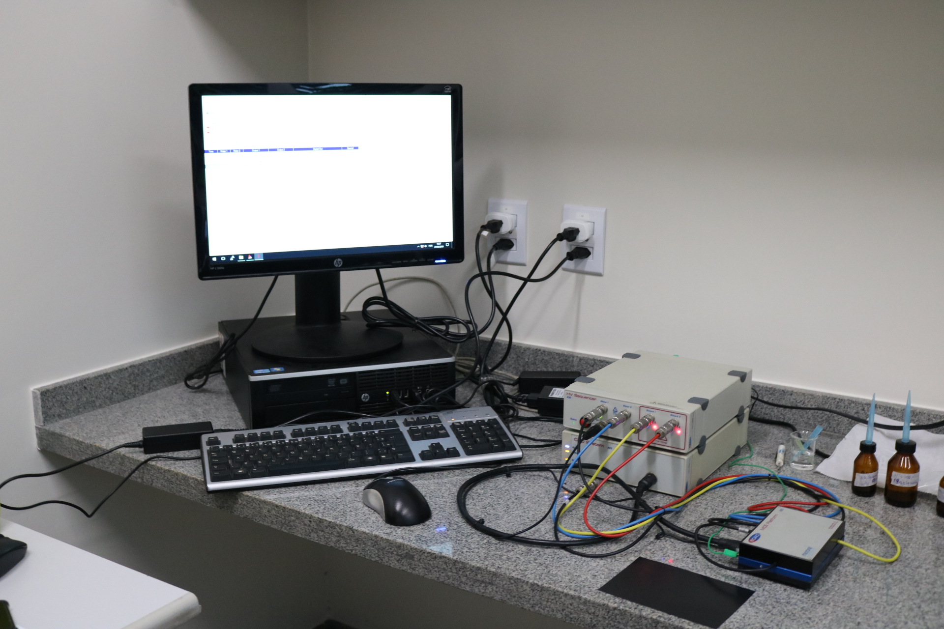 2_equipamentos_de_eletroforese_capilar_em_microchips_integrados_com_detecc__a__o_condutome__trica_marca_Edaq__modelo_ER-4551.JPG
