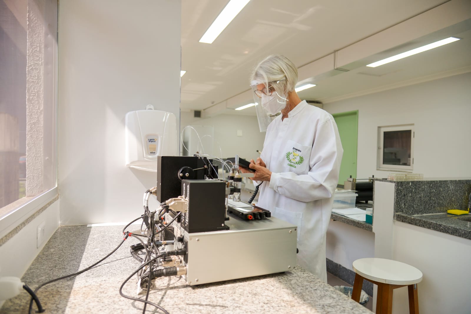 Biodot_sensibilizando_uma_membrana_de_nitrocelulose_na_Sala_de_Produ____o_do_LDPTR.jpeg