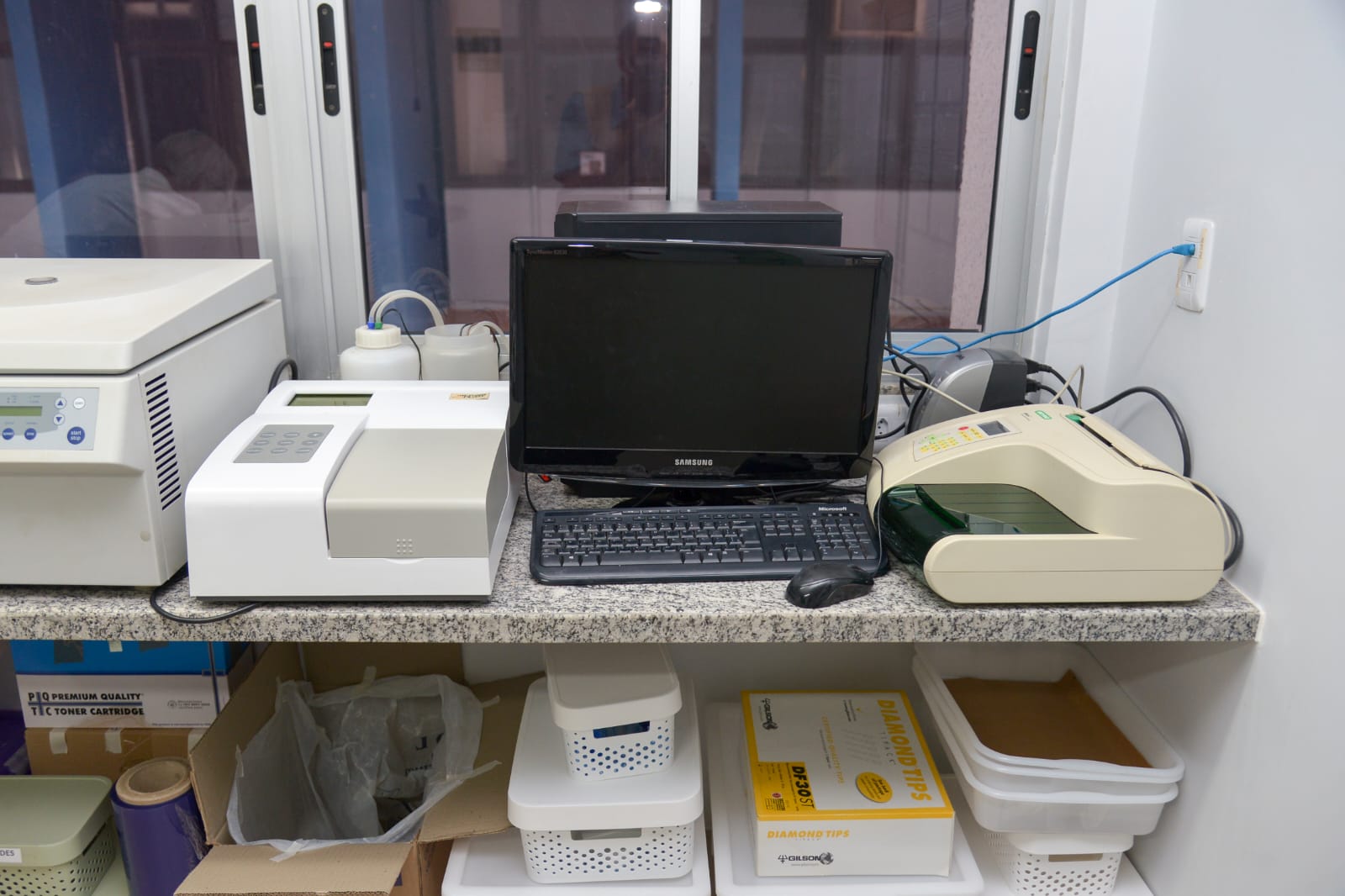 Centrifuga__Leitora_e_Lavadora_de_placas_de_Elisa_da_Sala_de_Controle_de_Qualidade_do_LDPTR.jpeg
