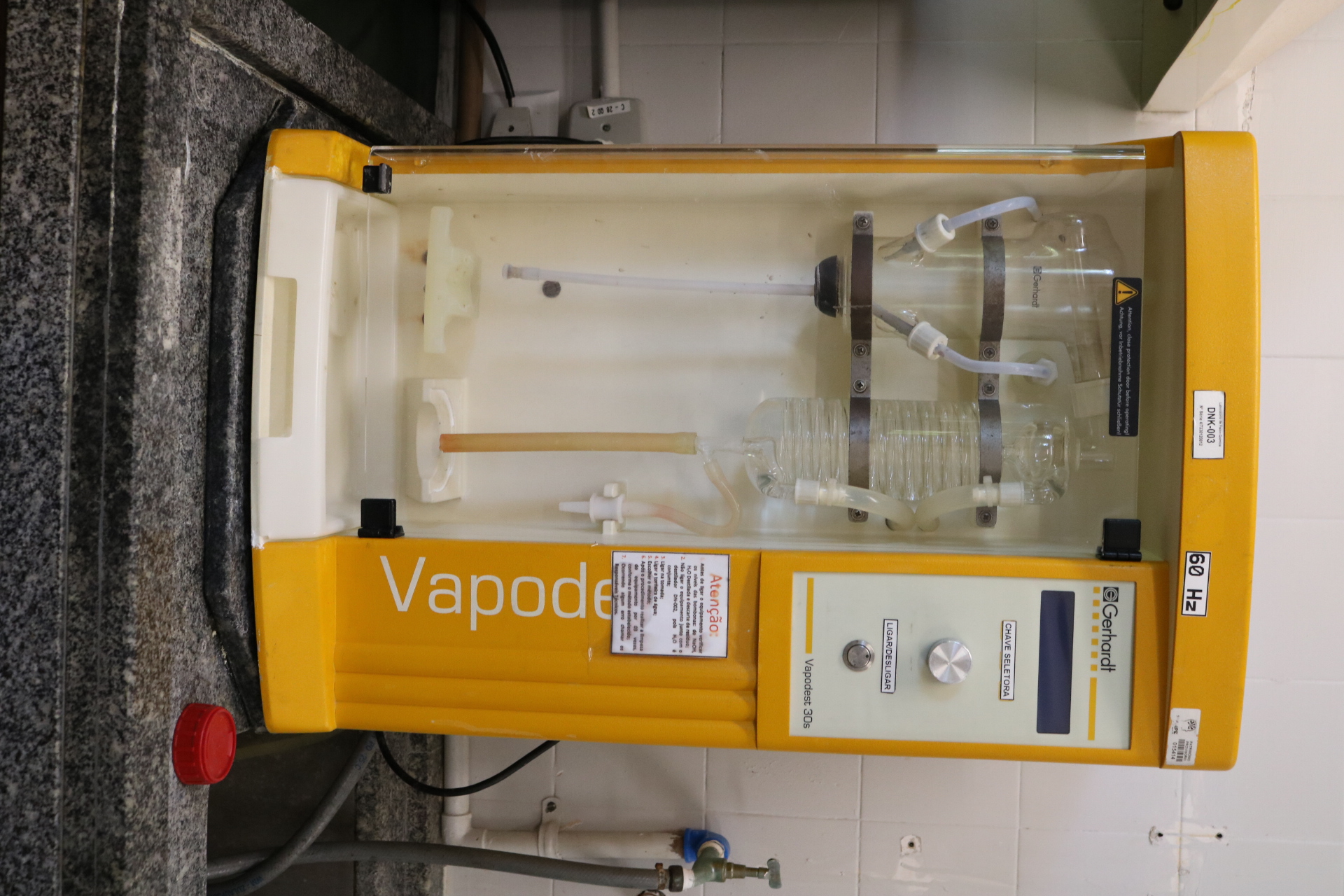 Destilador_de_Nitrog__nio_marca_Gerhardt_modelo_Vapodest_30s.JPG