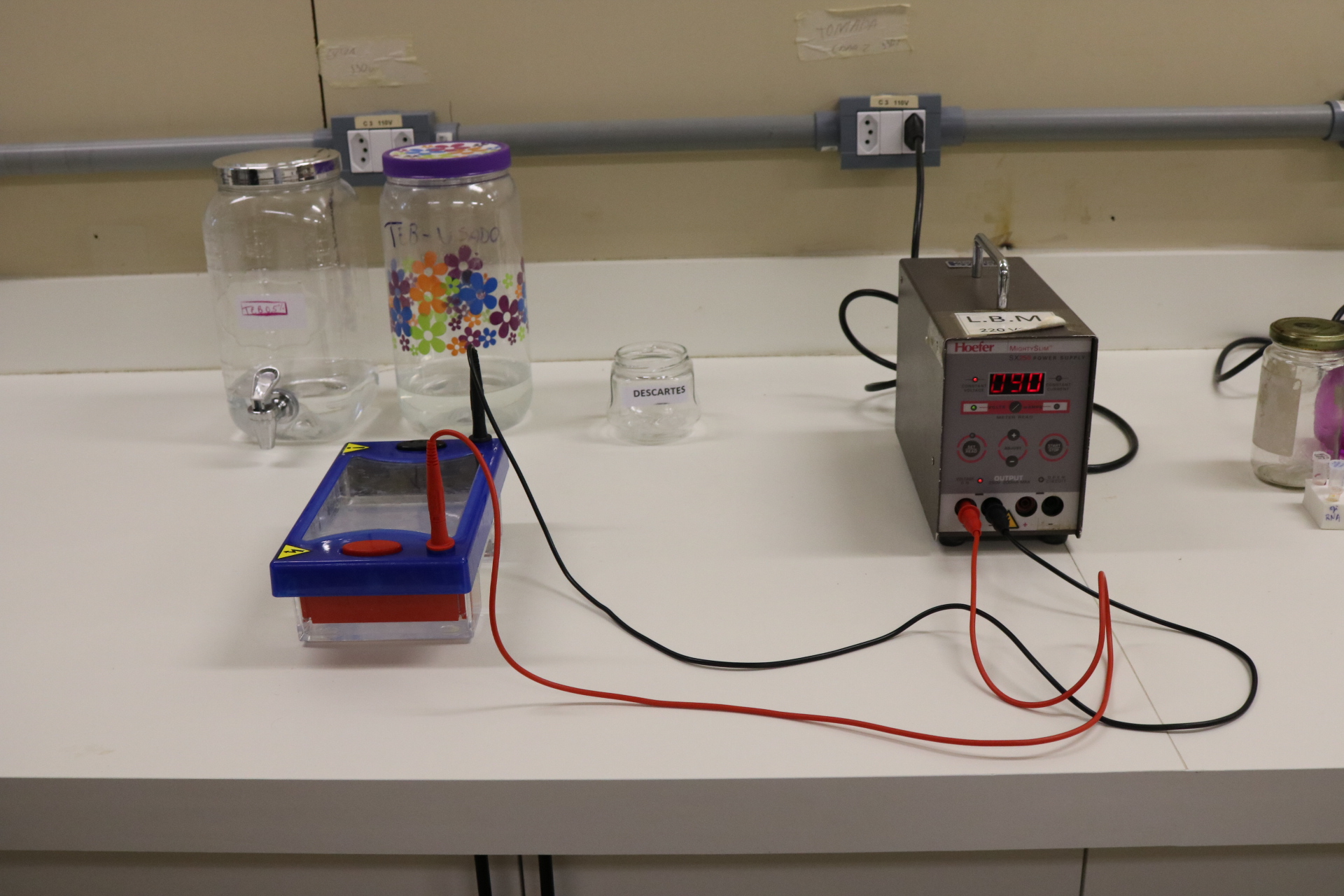 Equipamento_de_eletroforese_em_gel1.JPG