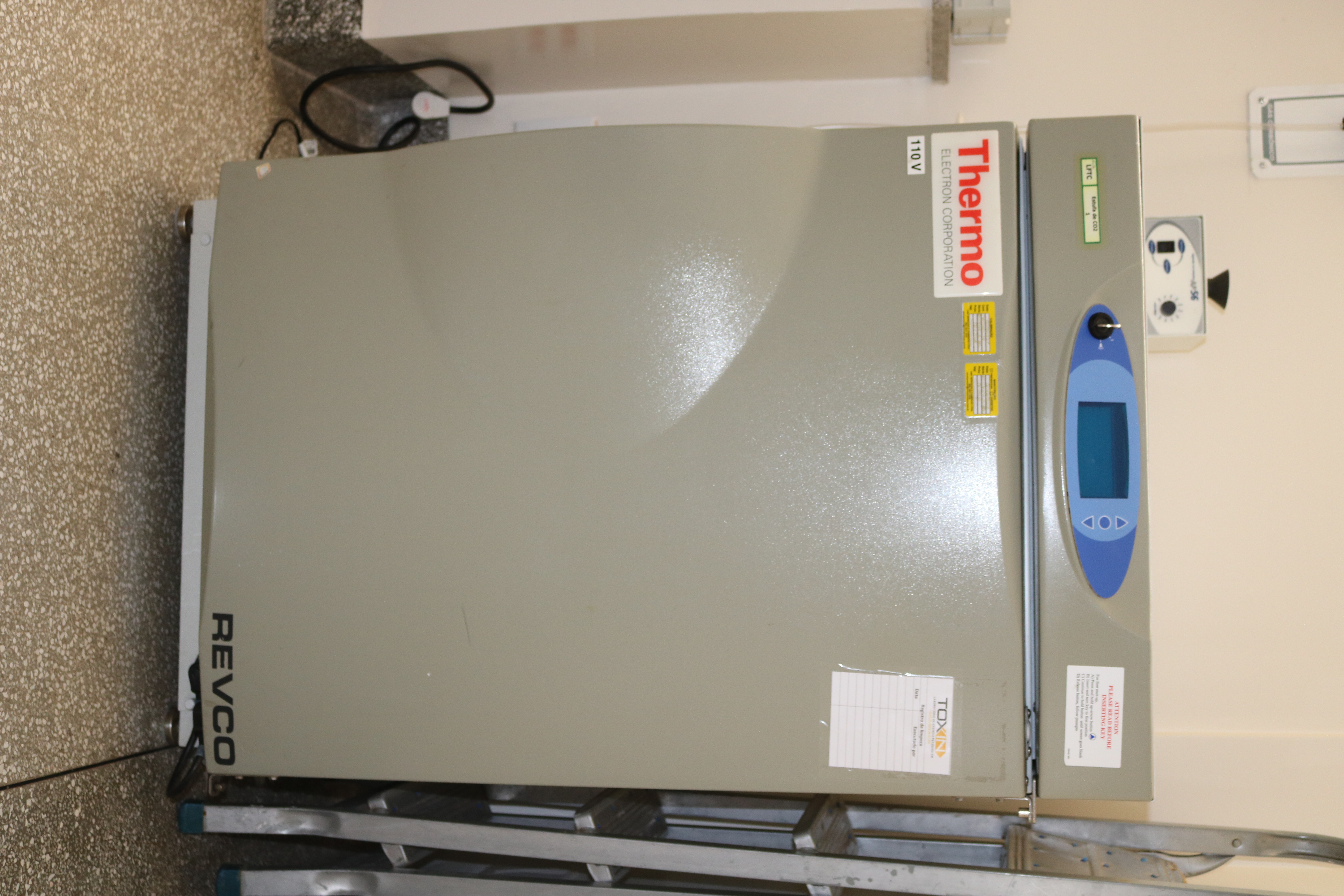 Estufa_de_cultivo_celular_-_Marca_Therma_Electron_Corporation.JPG