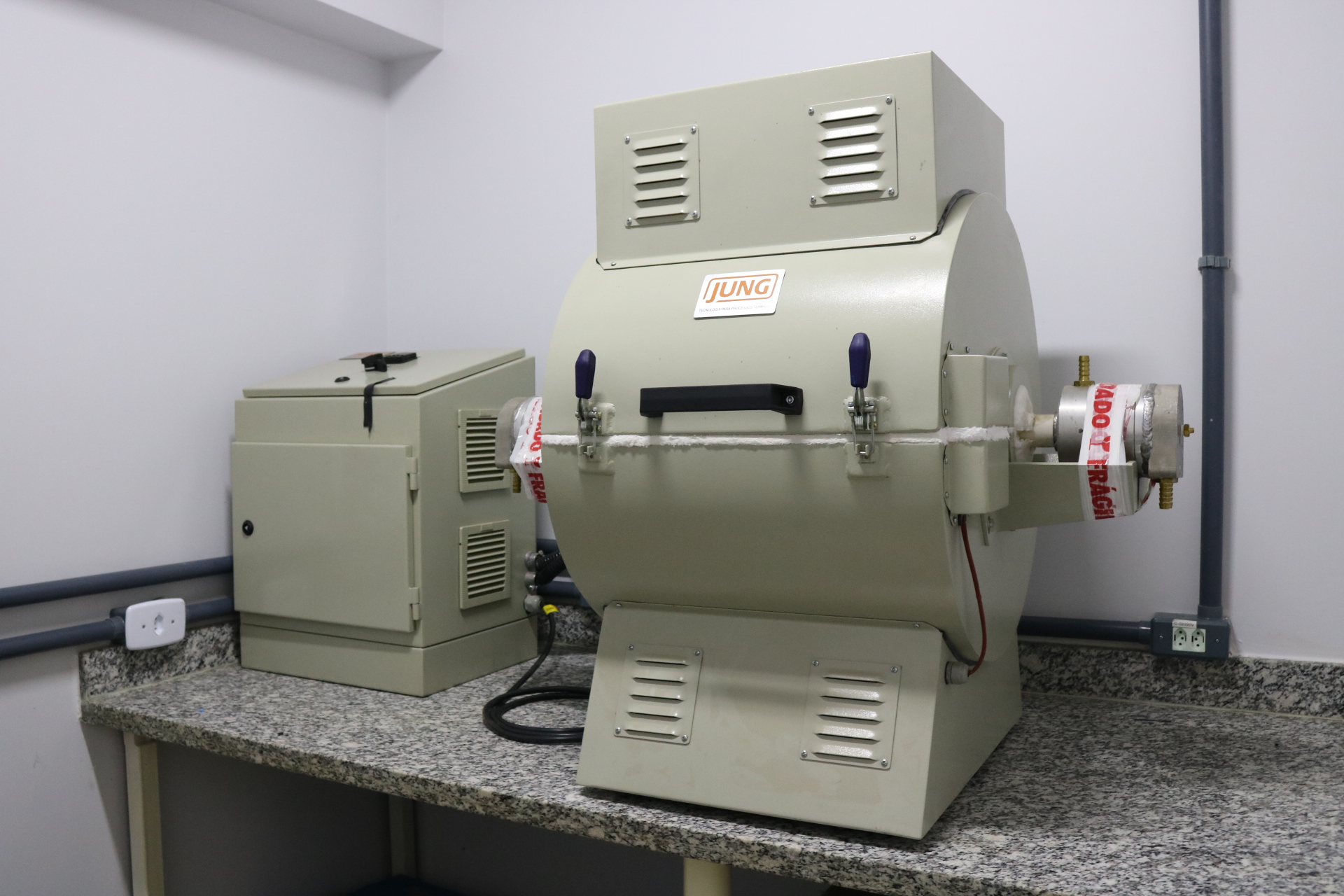 Forno_tubular_marca_Jung_modelo_LT_32012_temperatura_ambiente_a_1300_o_C.JPG