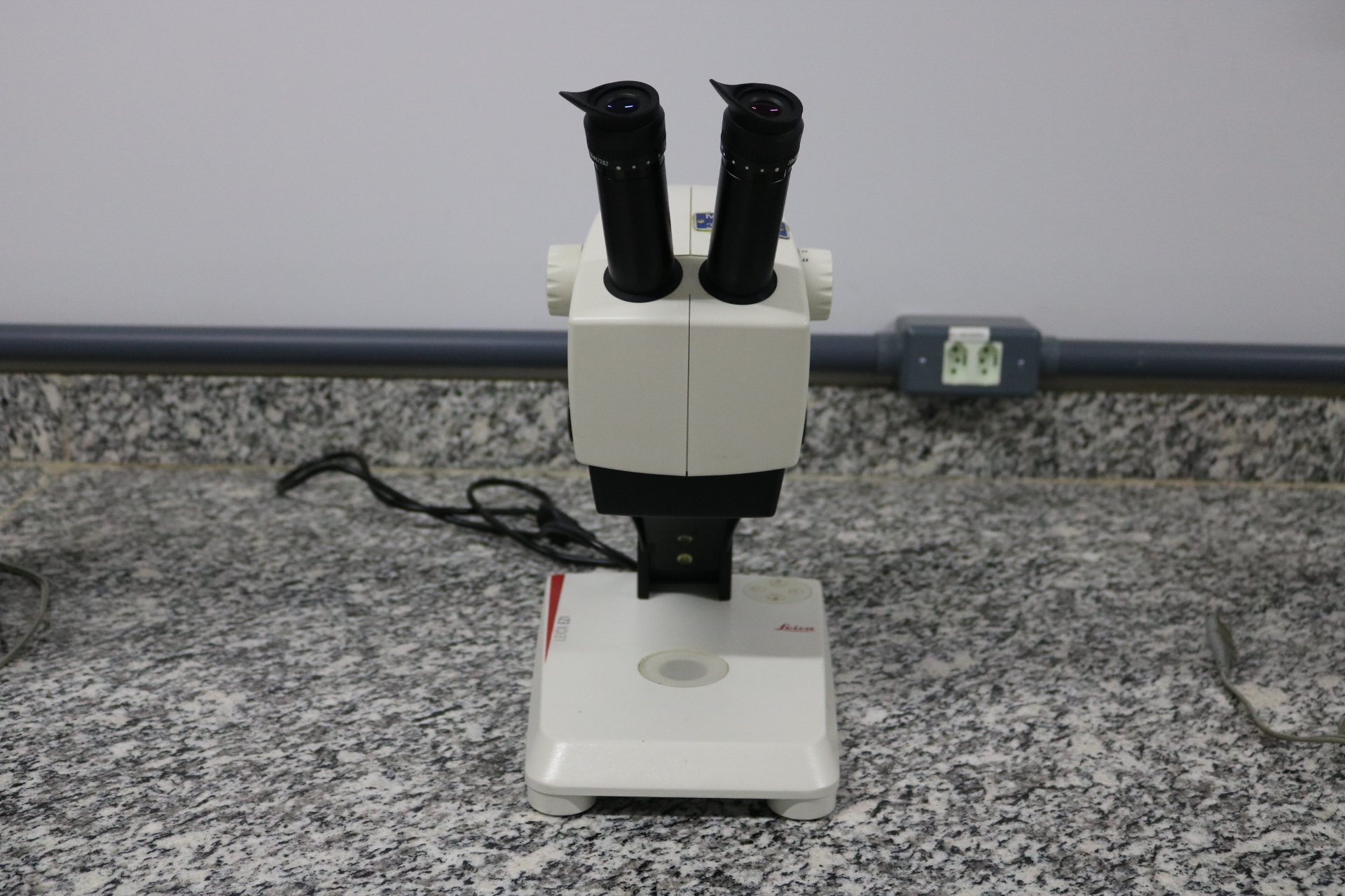 Lupa_estereosc__pica_marca_Leica_modelo_EZ4.JPG