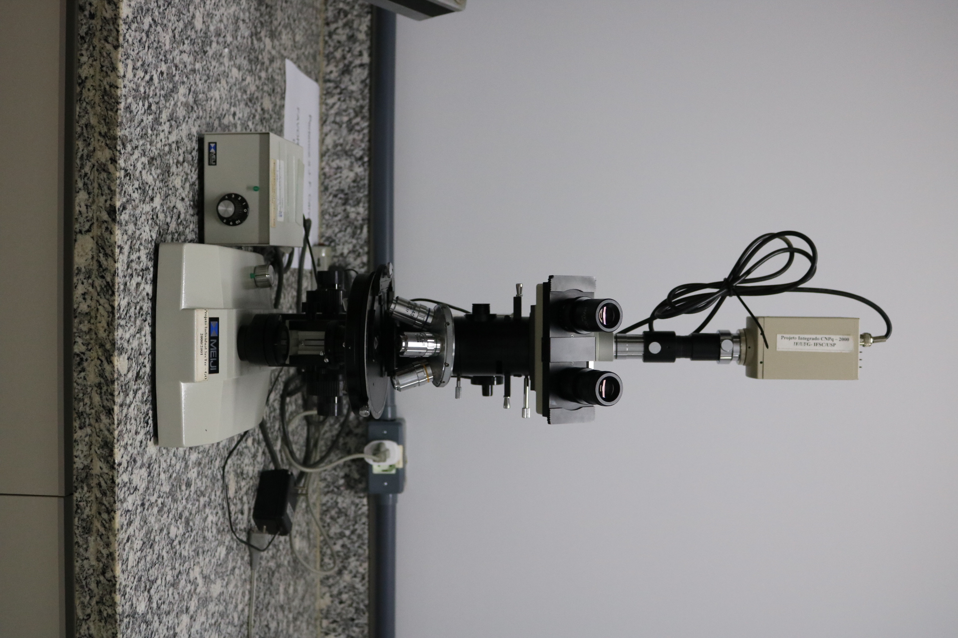 Microsc__pio_com_c__mera_CCD_de_base_rotat__ria_marca_Meiji.JPG