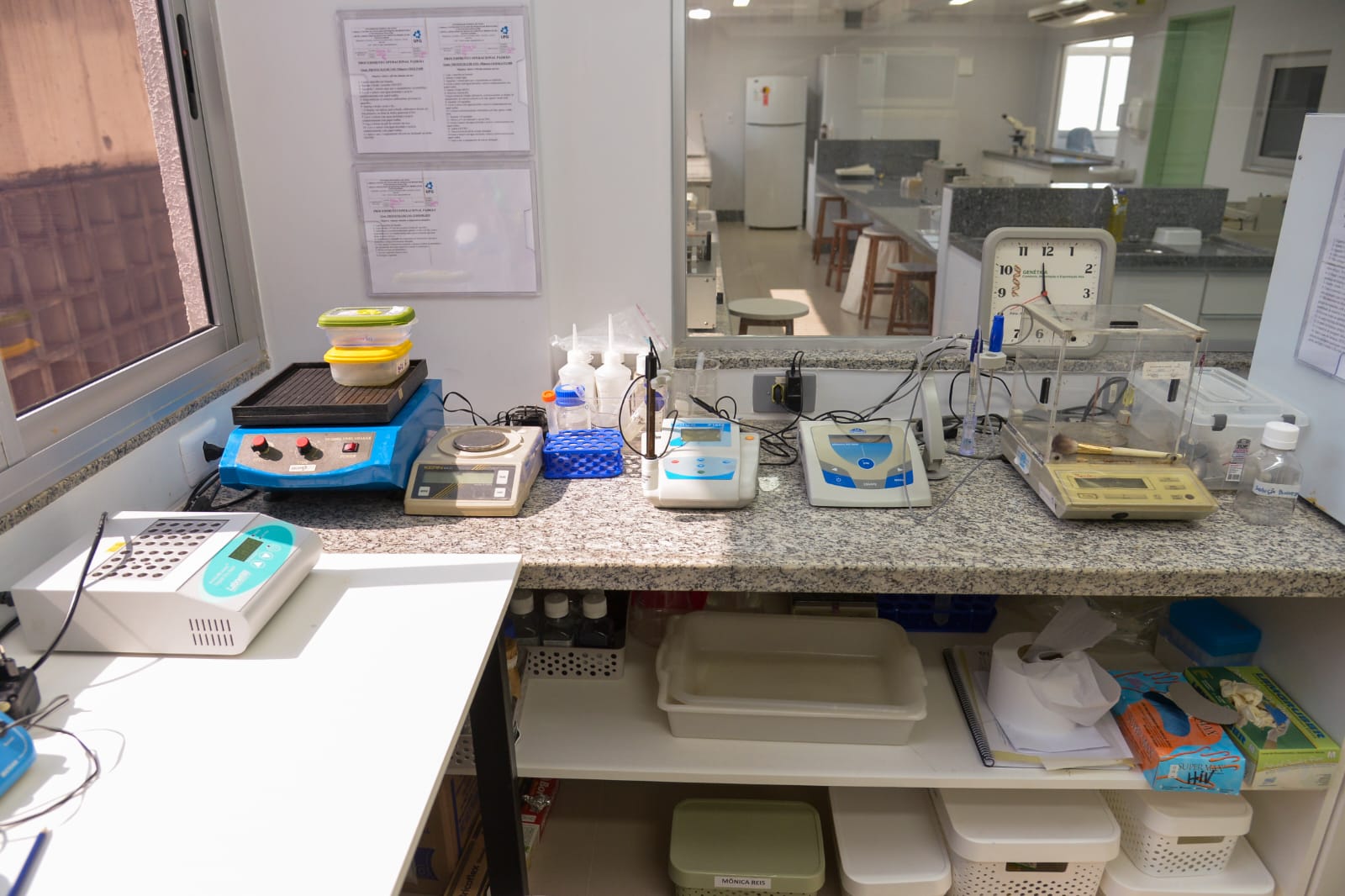 Phmetros__termobloco__homogenizador_de_placas_e_balan__a_analitica_na_Sala_de_Reagentes_do_LDPTR.jpeg