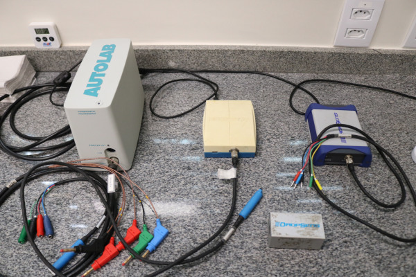 3 potenciostatos portáteis marca Autolab PG STAT 101 e marca DropSenS µSTAT 400