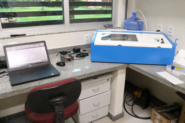 Gravadora e cortadora a laser de CO 2
